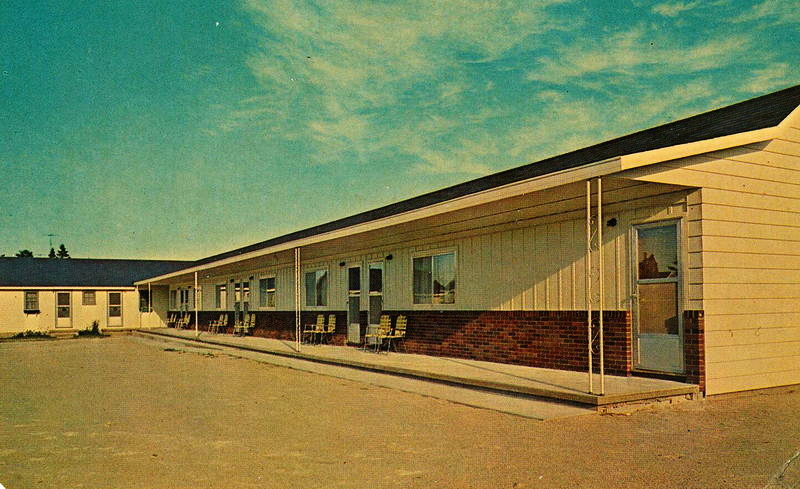 Adoba Hotel (Kings Motel) - Vintage Postcard